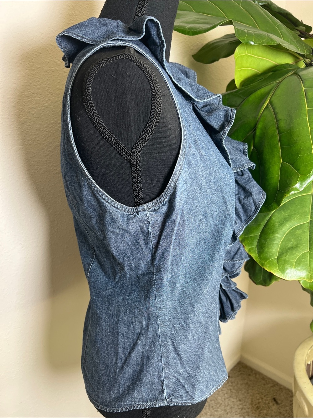 CHAPS Women’s Vintage Denim Sleeveless Ruffle Front Blouse Size 10 - Picture 3 of 14